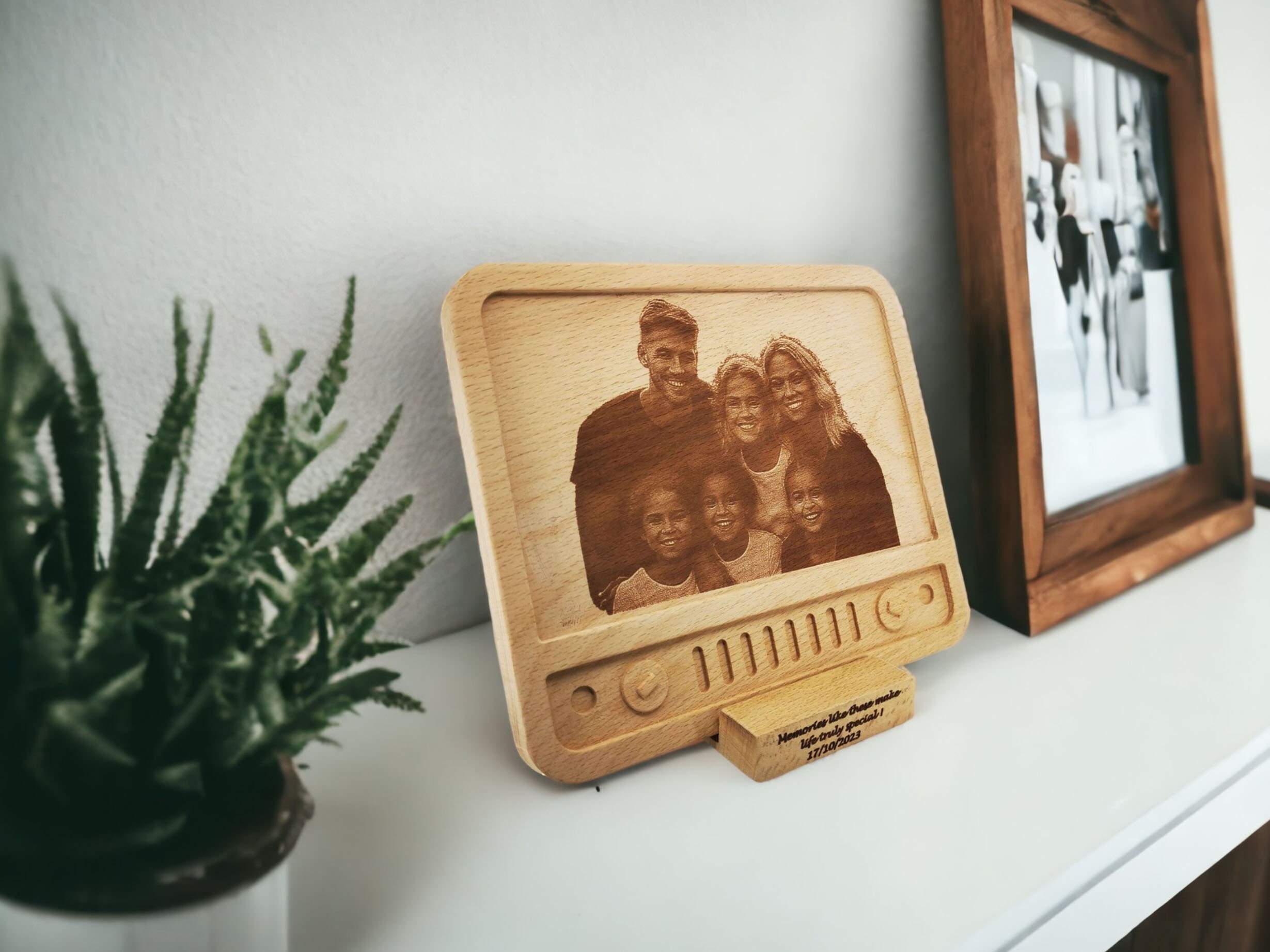 Retro TV Tasarımlı Lazerle Oyulmuş Ahşap Fotoğraf Plaketi