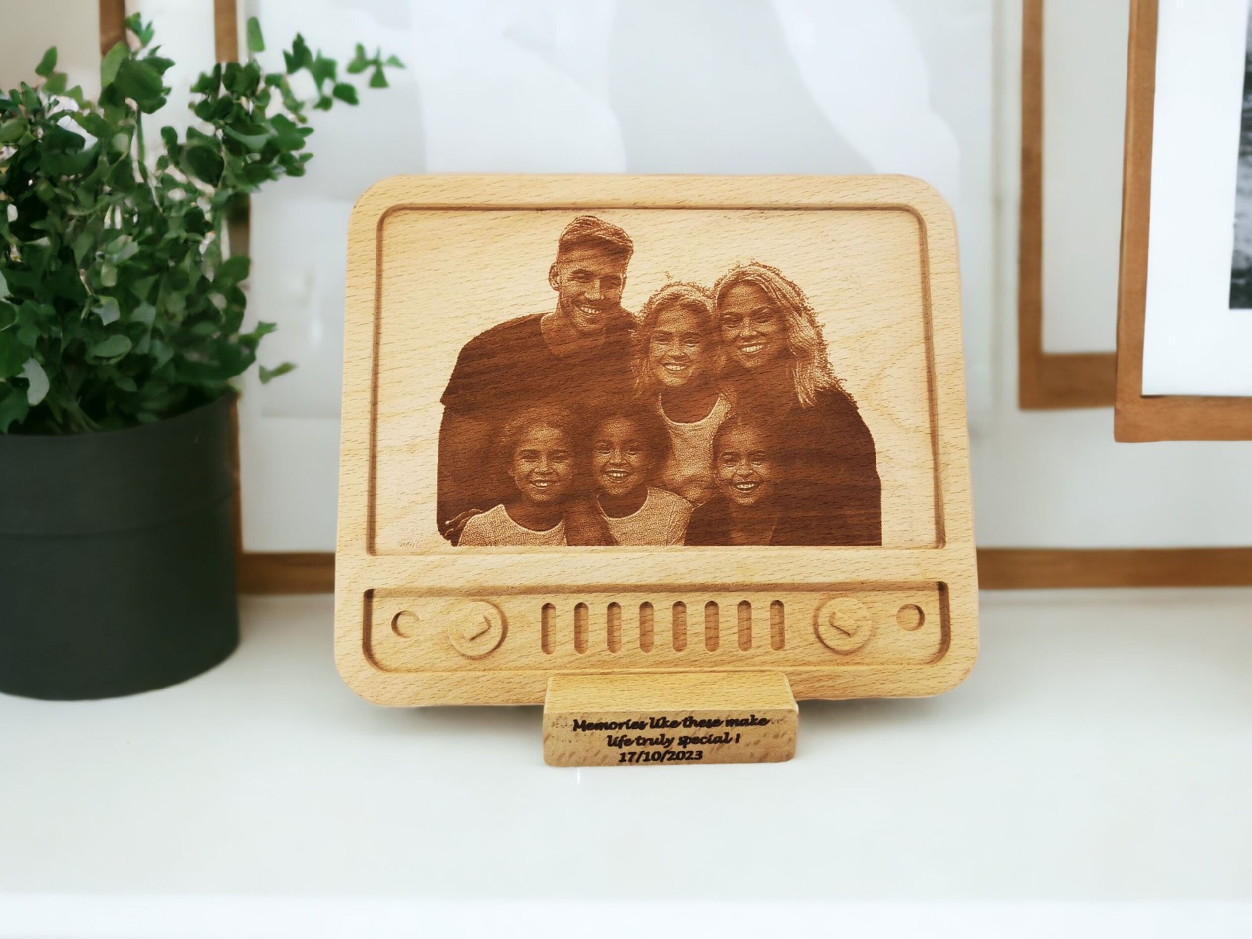 Retro TV Tasarımlı Lazerle Oyulmuş Ahşap Fotoğraf Plaketi