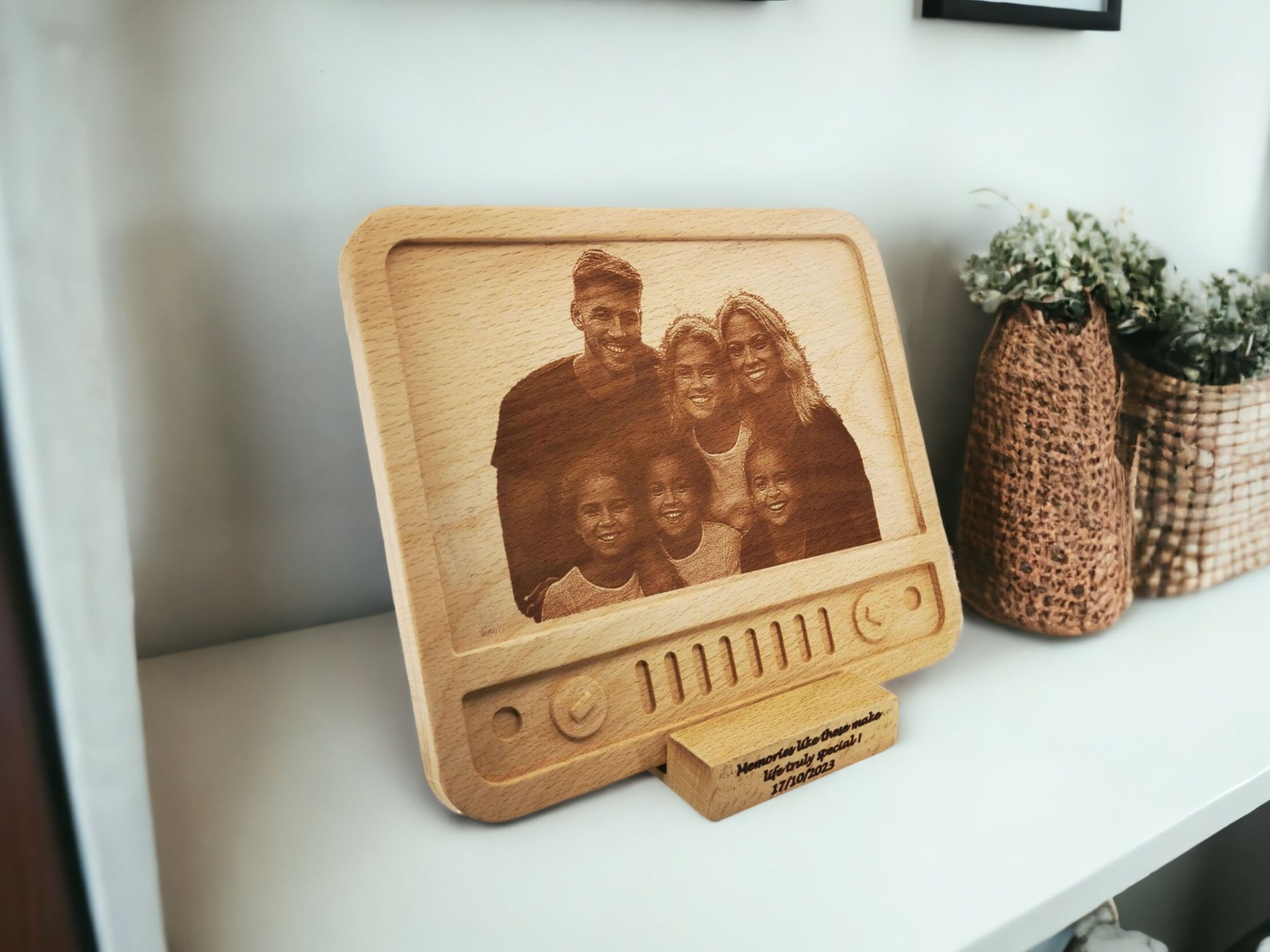 Retro TV Tasarımlı Lazerle Oyulmuş Ahşap Fotoğraf Plaketi