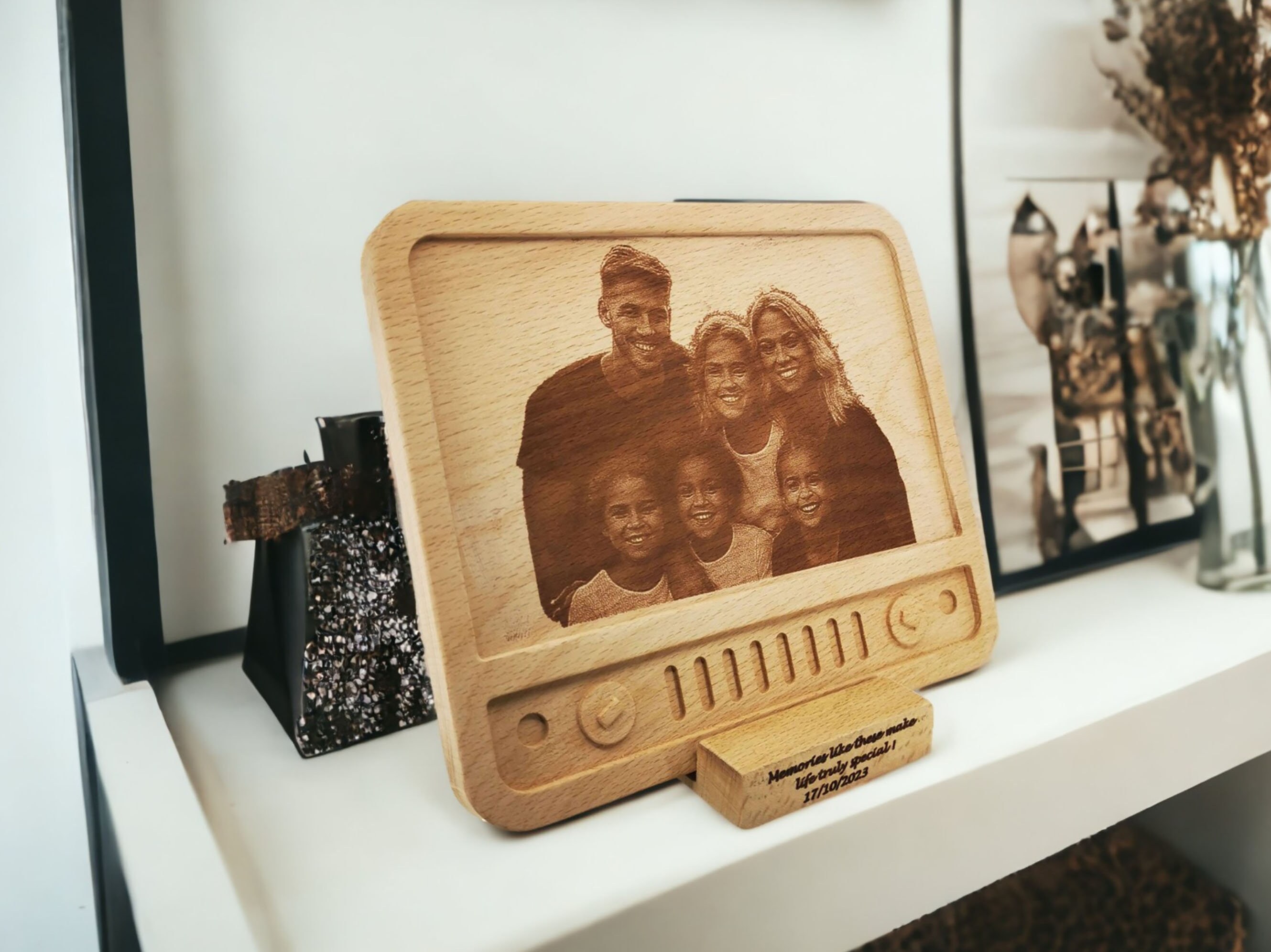 Retro TV Tasarımlı Lazerle Oyulmuş Ahşap Fotoğraf Plaketi