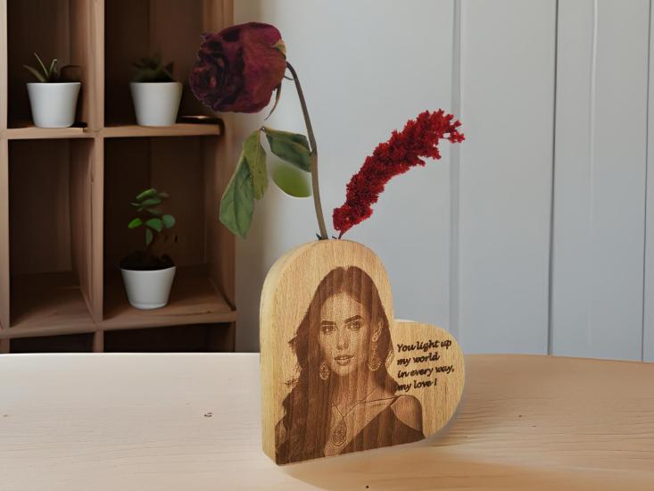 Kalp Şekli ve Fotoğraf Gravürlü  Ahşap Vazo